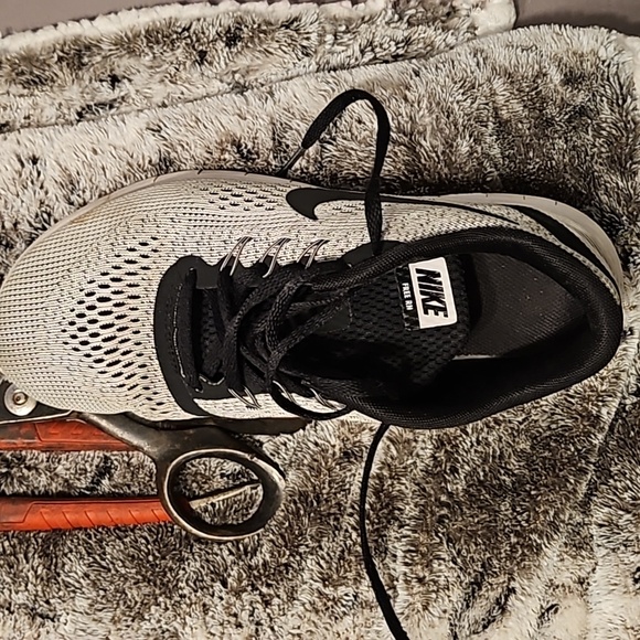 Women's Nike running shoe (free rn) grayish color with black size 6.5 y (boy) - Picture 3 of 5